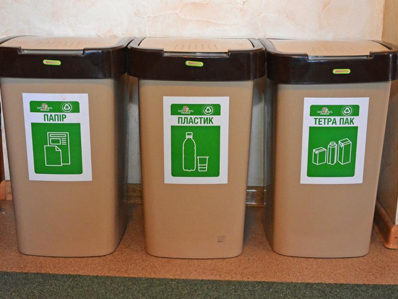 Пластиковые контейнеры для сбора мусора 