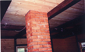 Слишком близко к деревянной балке в случае разбрызгивания сажи в камине может привести к самовоспламенению деревянной конструкции дома
